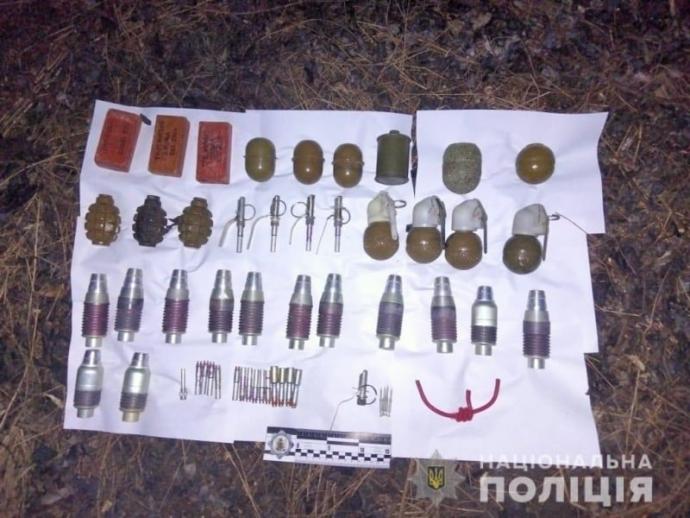 Новини Вінниці - фото з У лісосмузі виявили схрон зі зброєю та вибухівкою. Власника шукають Немає опису світлини.