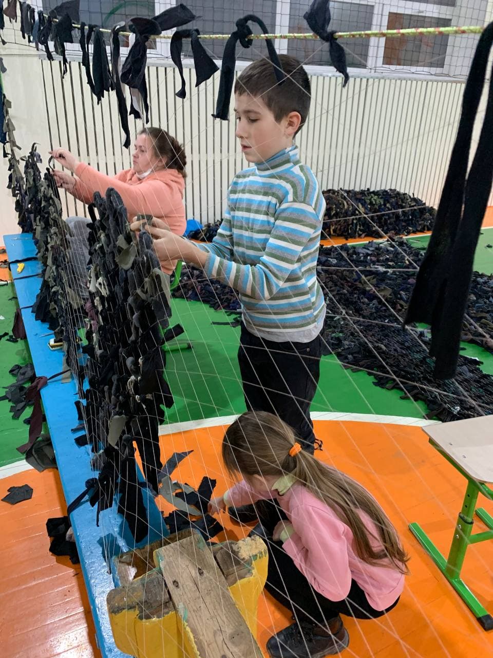 Новини Вінниці - фото з Була школа – тепер військове підприємство: як сотні людей плетуть маскувальні сітки для армії