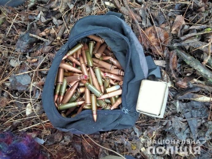 Новини Вінниці - фото з У лісосмузі виявили схрон зі зброєю та вибухівкою. Власника шукають На зображенні може бути: на відкритому повітрі