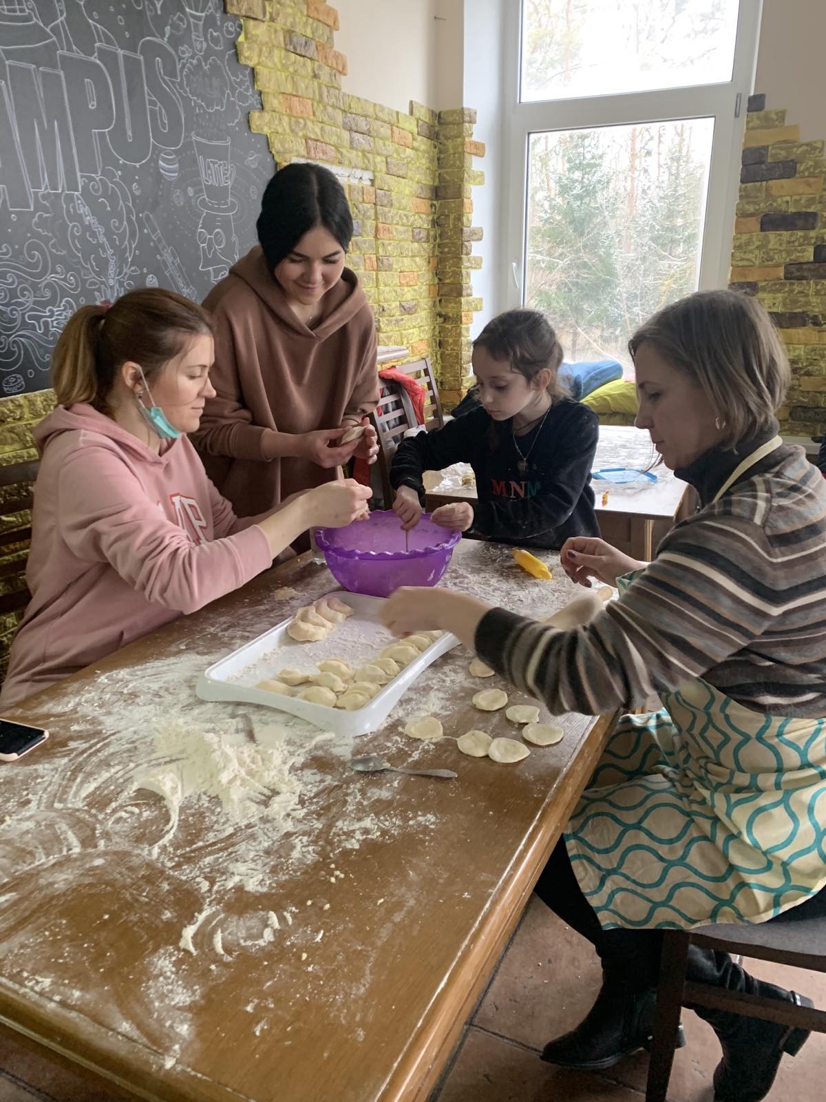 Новини Тернополя - фото з Ліплять вареники та допомагають плести сітки! Як тернопільські діти стали волонтери для захисників
