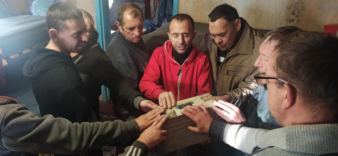 Новини Вінниці - фото з У Гнівані колишні безхатченки плетуть маскувальні сітки та роблять «їжаки»