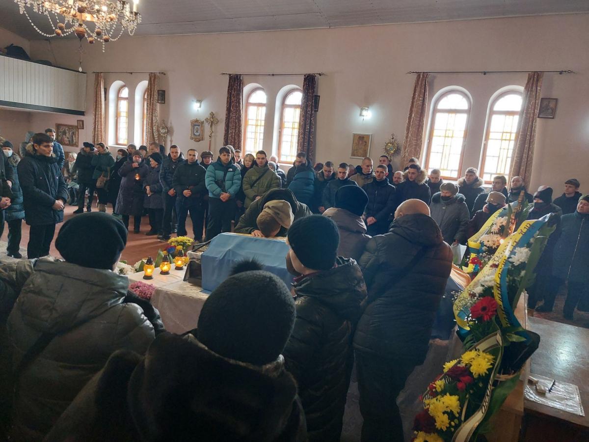 Новини Тернополя - фото з «Наш Ромка. Як???» У сльозах і з молитвою Тернопіль зустрів свого героя 24-річного Романа Стецюка