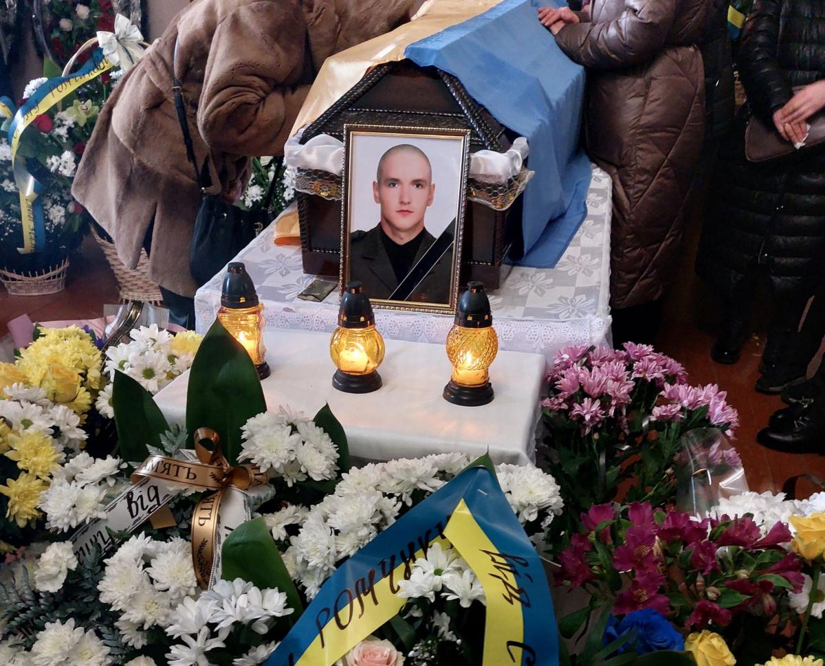 Новини Тернополя - фото з «Наш Ромка. Як???» У сльозах і з молитвою Тернопіль зустрів свого героя 24-річного Романа Стецюка