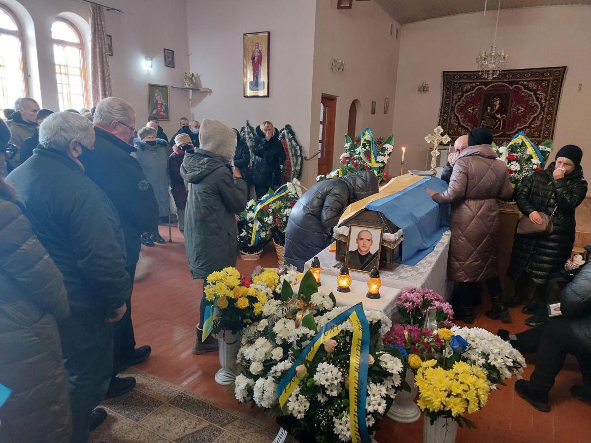 Новини Тернополя - фото з «Наш Ромка. Як???» У сльозах і з молитвою Тернопіль зустрів свого героя 24-річного Романа Стецюка