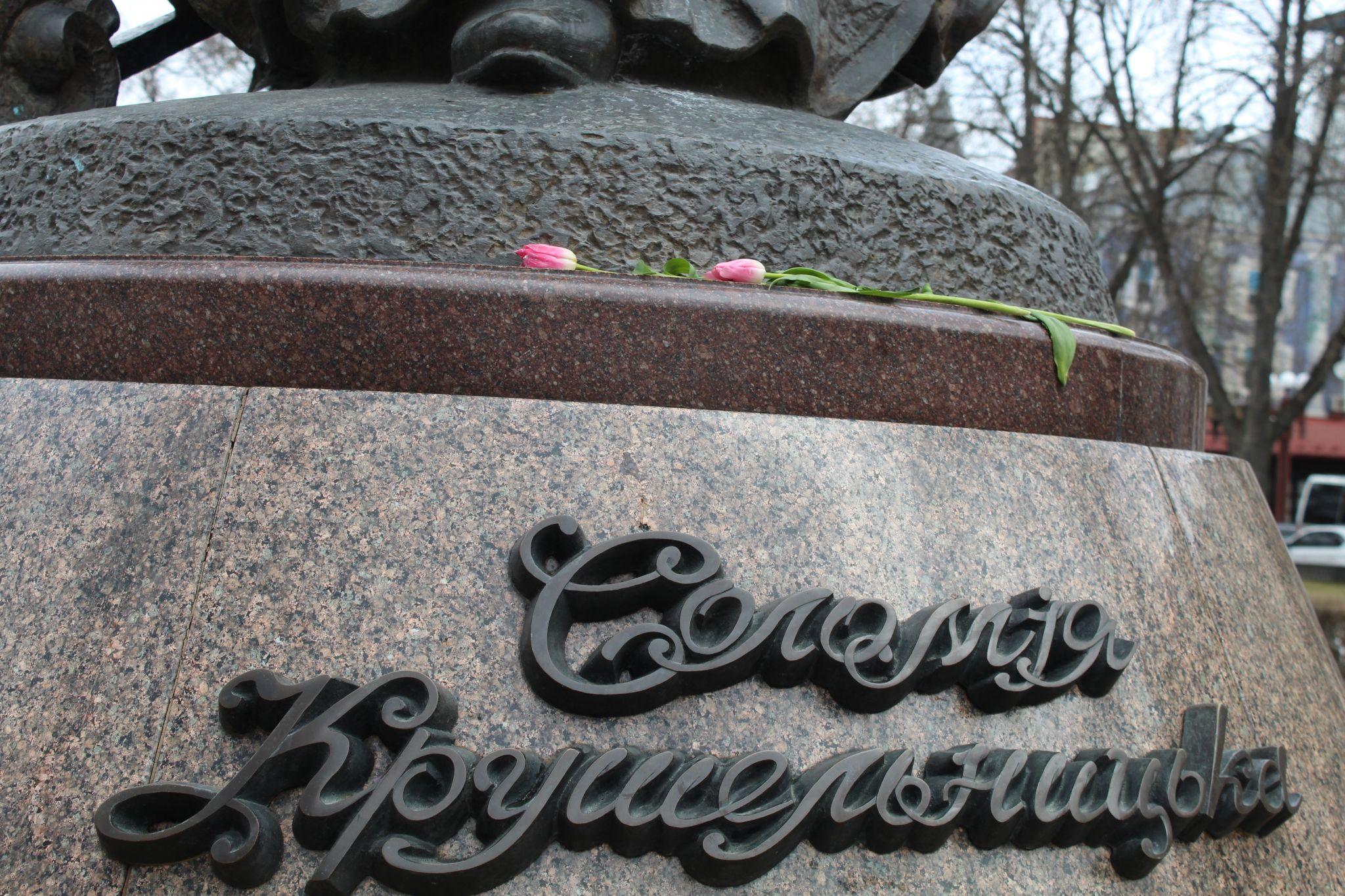 Новини Тернополя - фото з В їхніх руках – букети, в їхніх очах – любов… (ФОТОРЕПОРТАЖ)