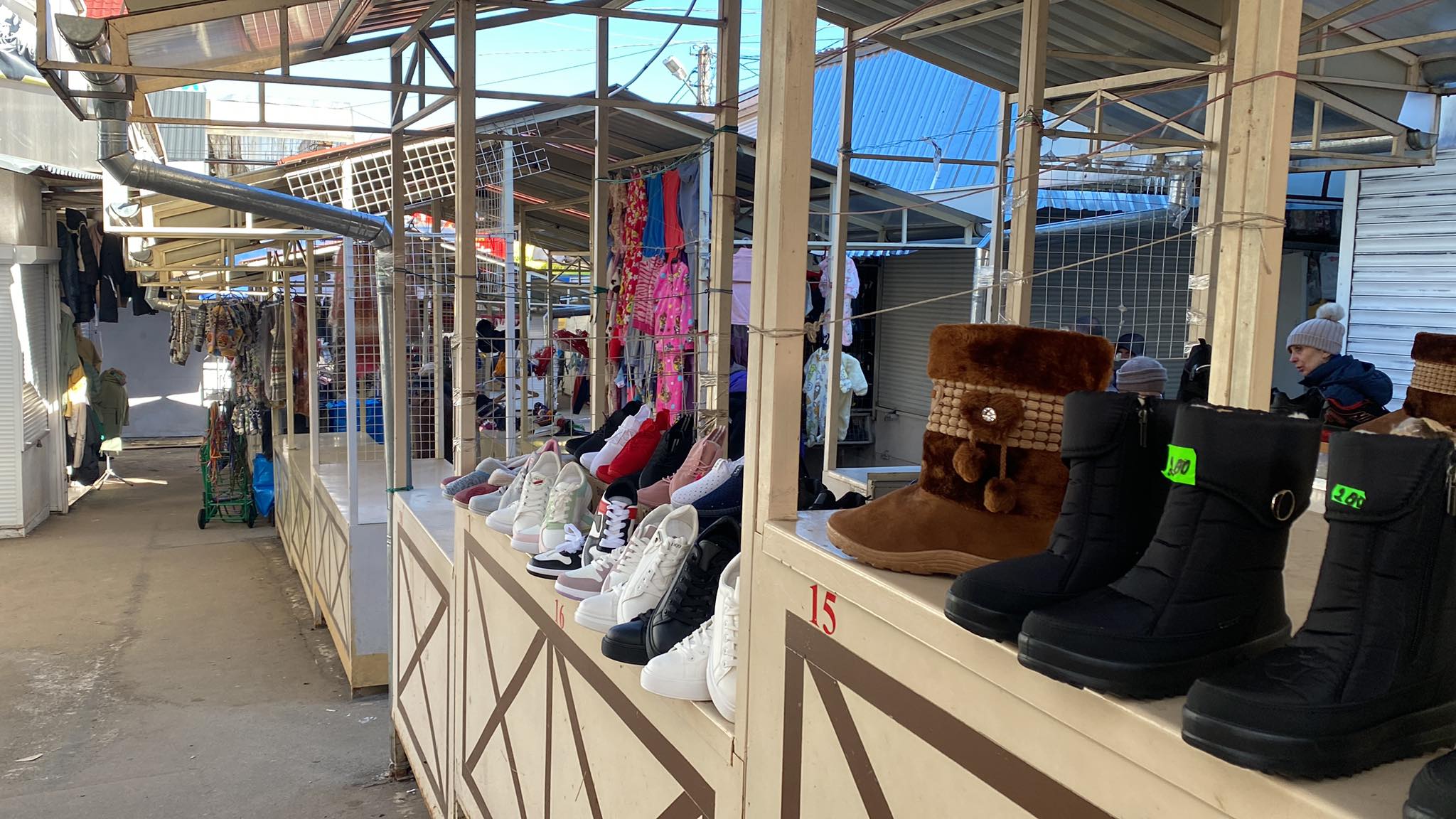 Новини Хмельницького - фото з Репортаж з хмельницького речового ринку, який почав роботу під час війни (ВІДЕО) Нет описания.