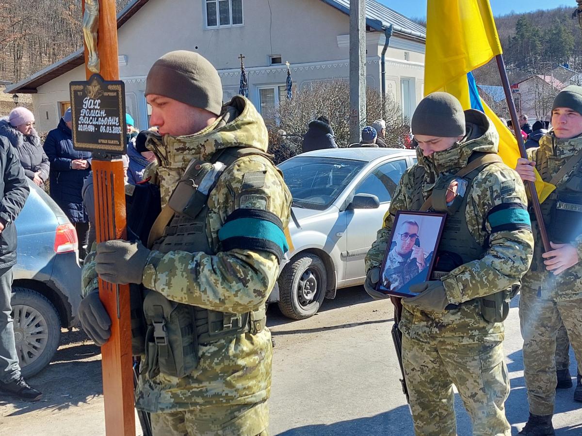 Новини Тернополя - фото з Гірко і дуже боляче… У Баворові прощаються з 37-річним підполковником Романом Гахом