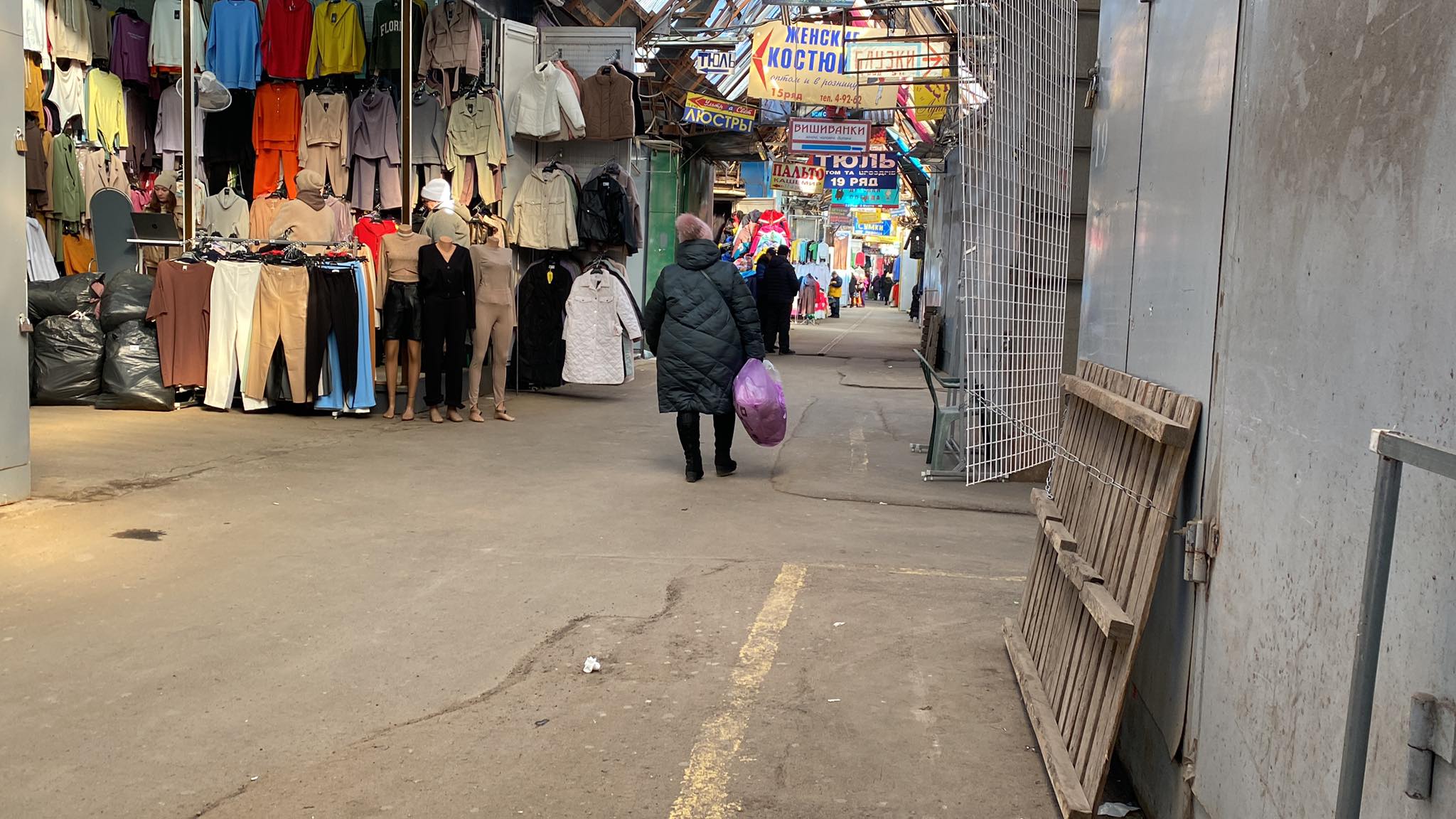 Новини Хмельницького - фото з Репортаж з хмельницького речового ринку, який почав роботу під час війни (ВІДЕО) Нет описания.