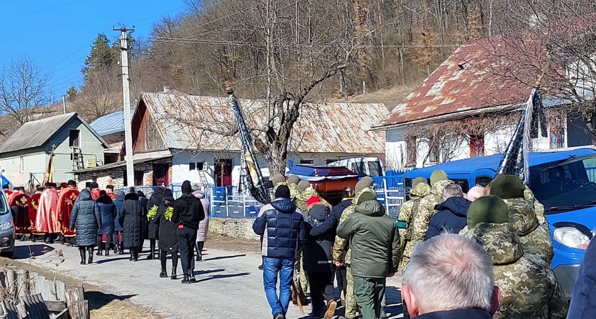 Новини Тернополя - фото з Гірко і дуже боляче… У Баворові прощаються з 37-річним підполковником Романом Гахом