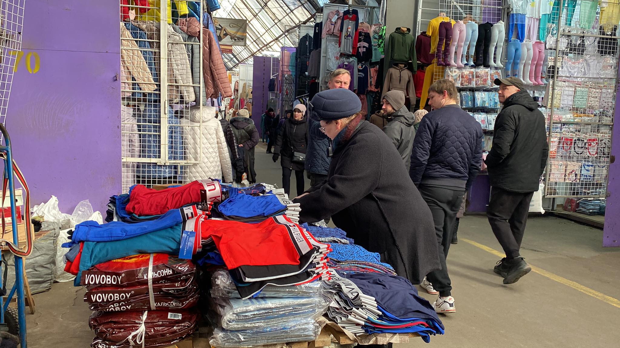 Новини Хмельницького - фото з Репортаж з хмельницького речового ринку, який почав роботу під час війни (ВІДЕО) Нет описания.