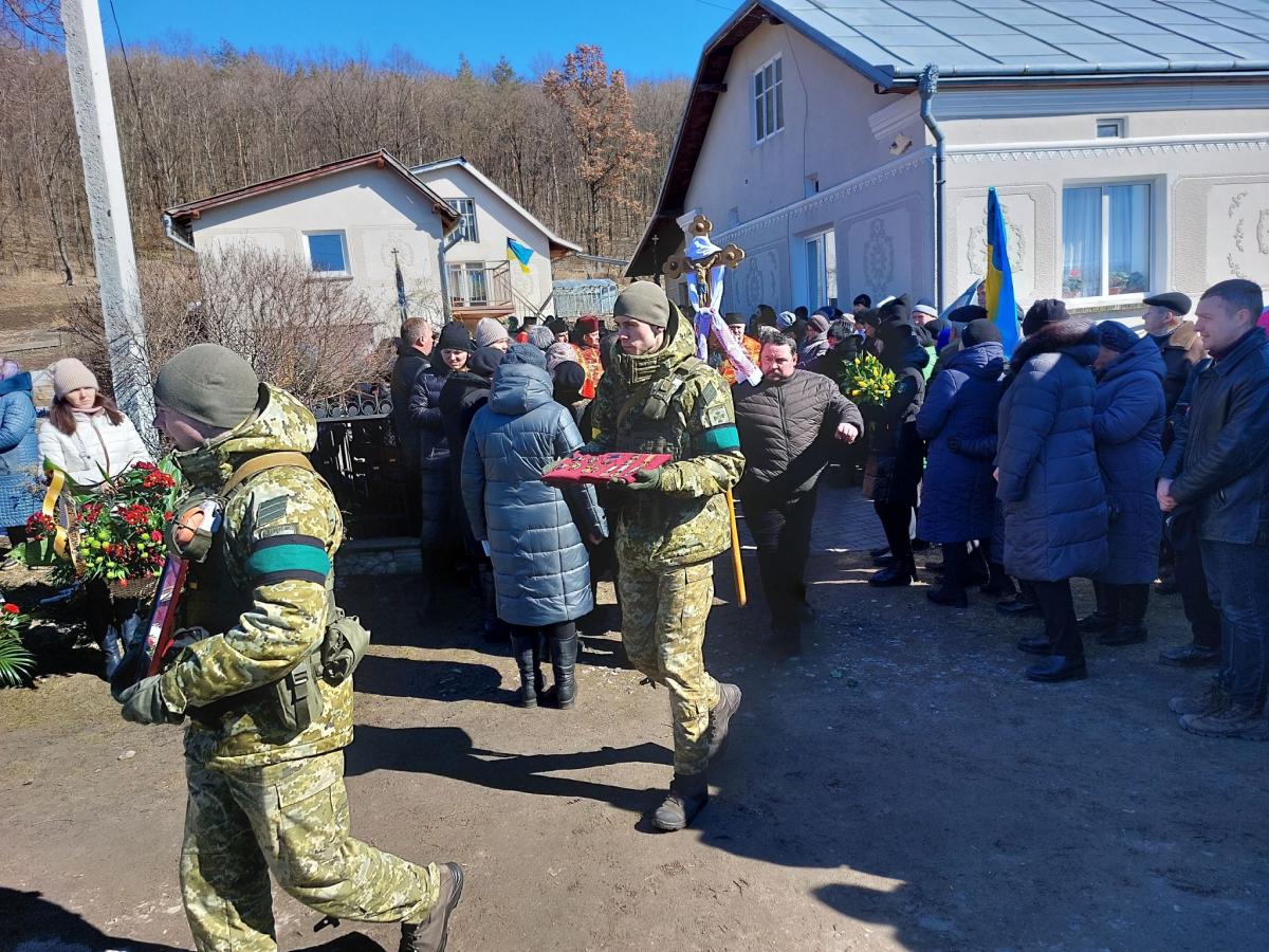 Новини Тернополя - фото з Гірко і дуже боляче… У Баворові прощаються з 37-річним підполковником Романом Гахом