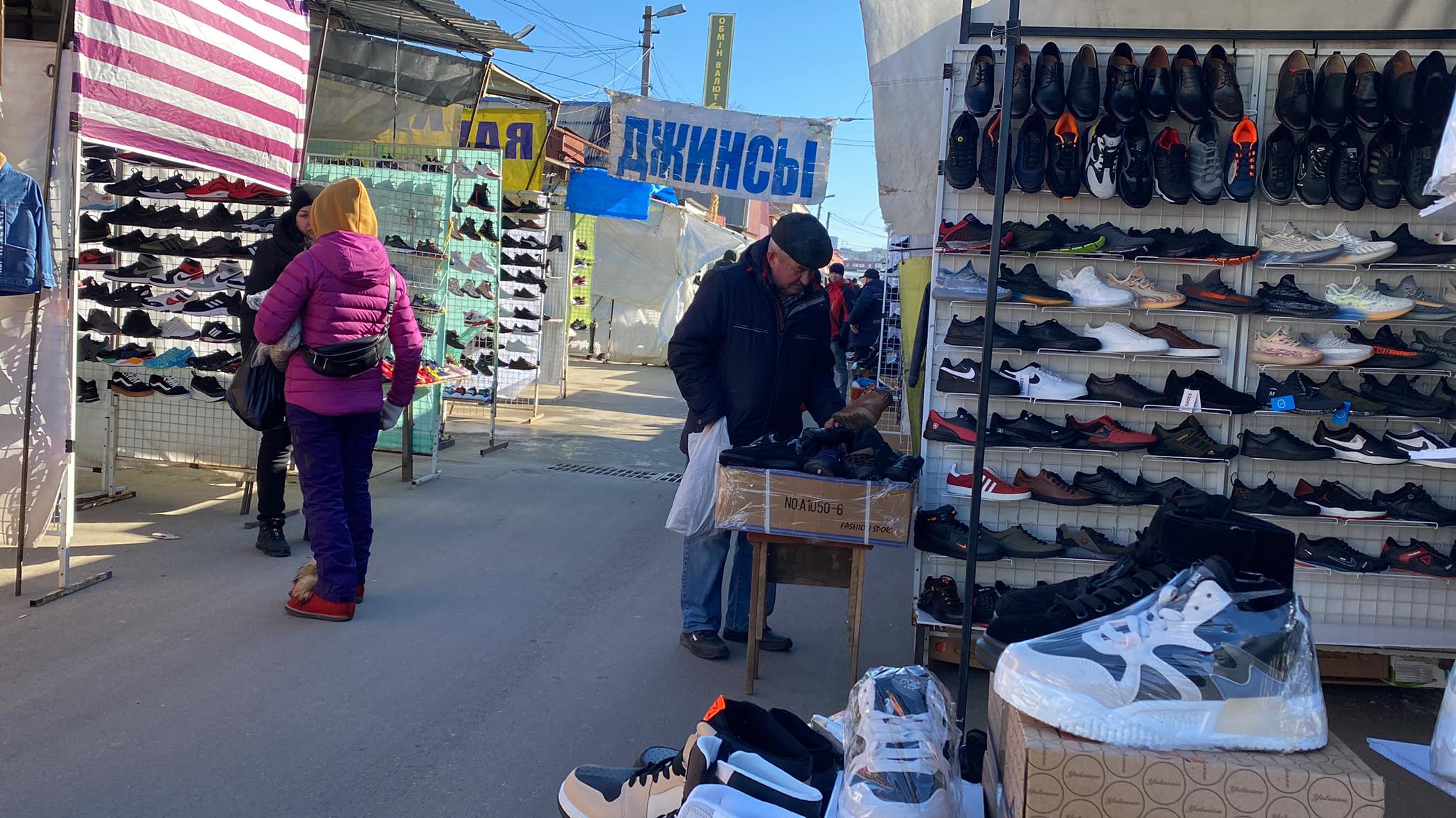 Новини Хмельницького - фото з Репортаж з хмельницького речового ринку, який почав роботу під час війни (ВІДЕО) Нет описания.