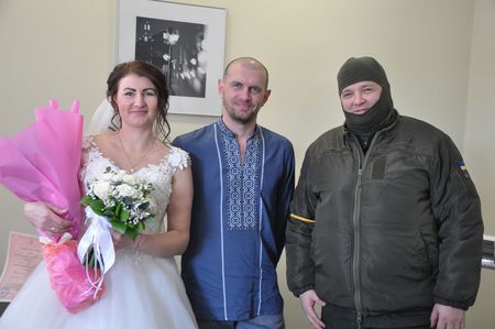 Новини Вінниці - фото з Весілля під сирени. У Вінниці пішли під вінець військовий медик і волонтерка