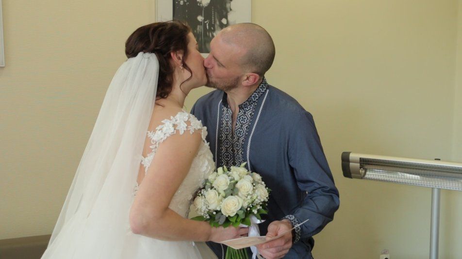 Новини Вінниці - фото з Весілля під сирени. У Вінниці пішли під вінець військовий медик і волонтерка