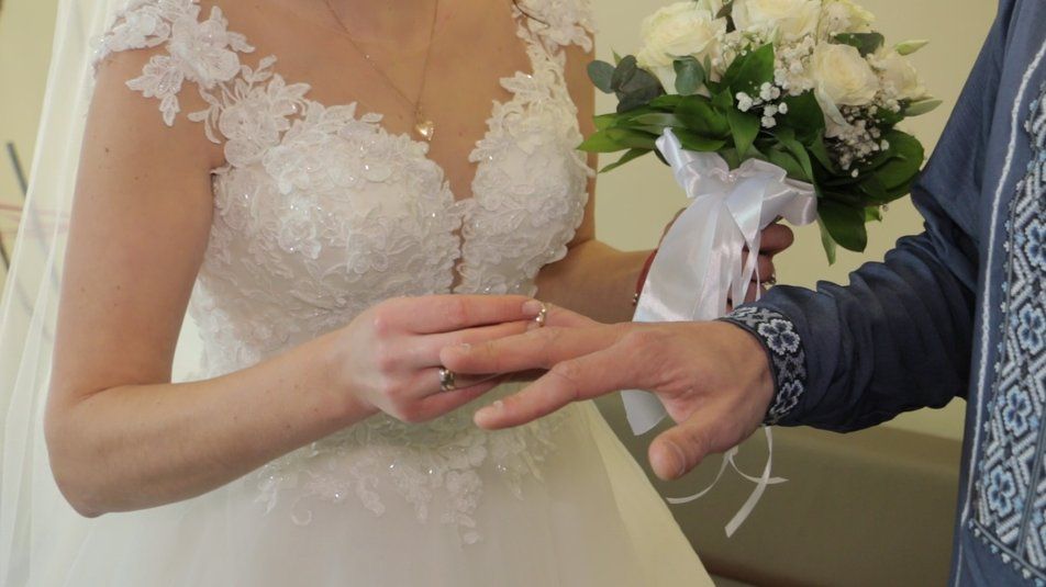 Новини Вінниці - фото з Весілля під сирени. У Вінниці пішли під вінець військовий медик і волонтерка