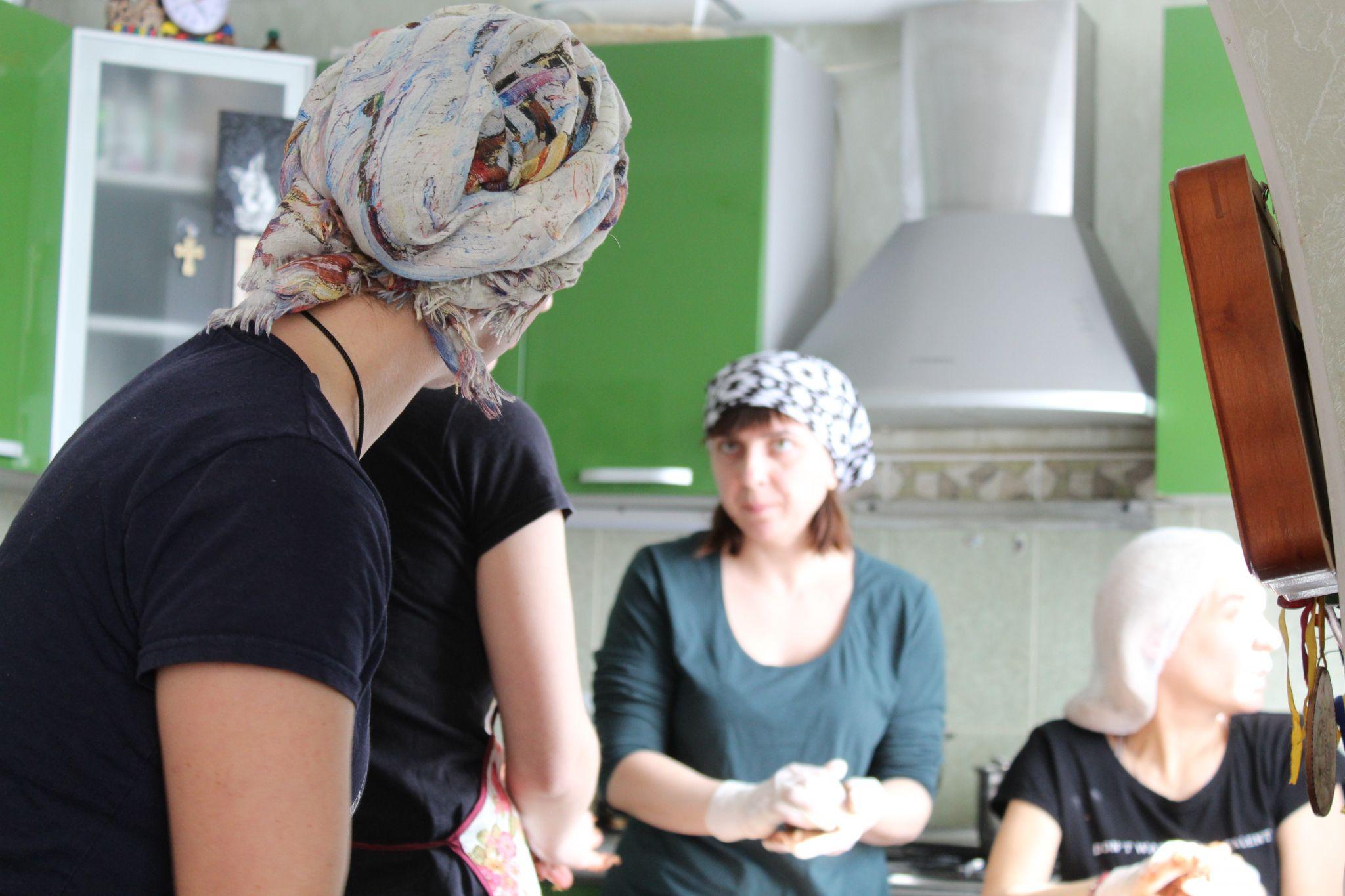 Новини Тернополя - фото з Нічого не робивши, станеш жертвою війни: Як тернополянки організували міні-фабрику (РЕПОРТАЖ)