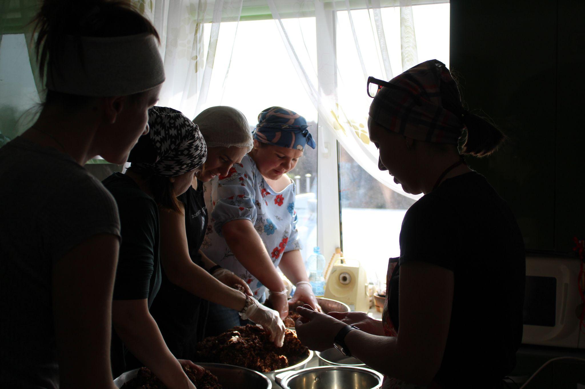 Новини Тернополя - фото з Нічого не робивши, станеш жертвою війни: Як тернополянки організували міні-фабрику (РЕПОРТАЖ)