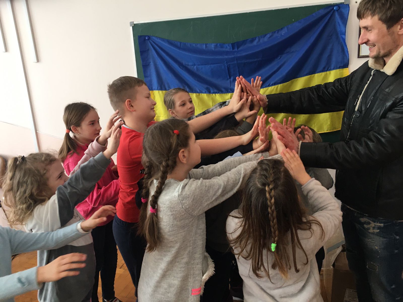 Новини Тернополя - фото з Батьки волонтерять, малюки — розвиваються: в Тернополі створили креативний простір для дітей