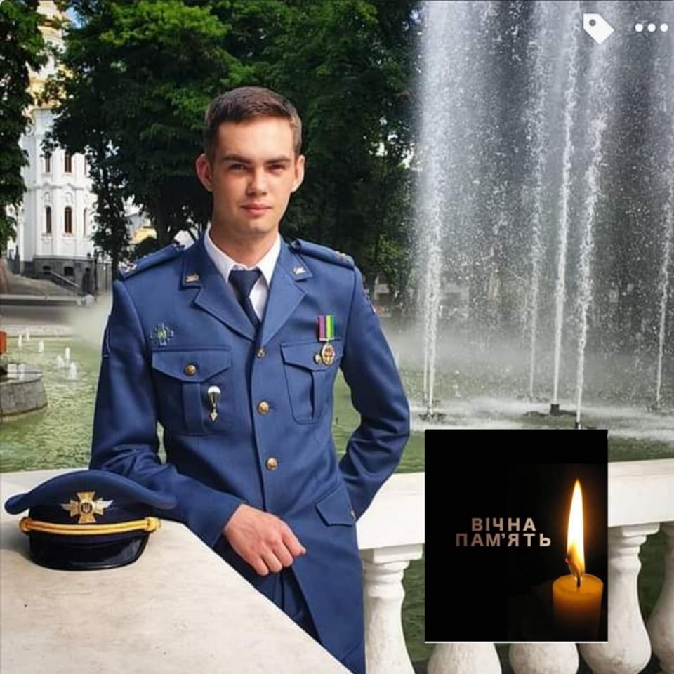Новини Хмельницького - фото з На Хмельниччині попрощалися з трьома загиблими військовими На зображенні може бути: 1 особа, стоїть, на відкритому повітрі та текст