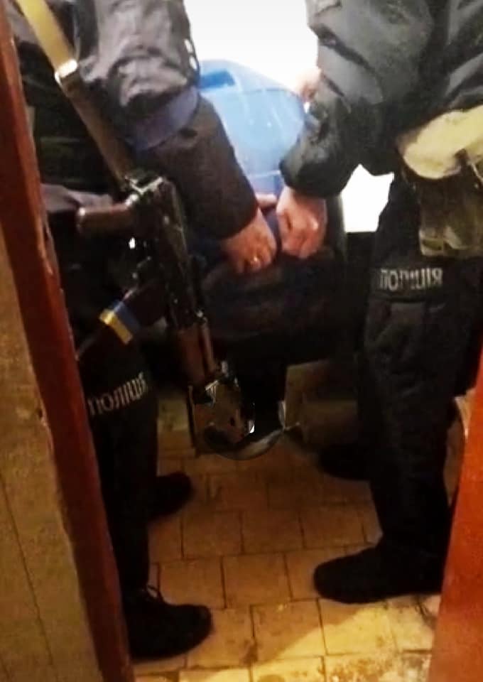 Новини Хмельницького - фото з Житель Нетішина виготовляв самогон. У нього знайшли 1 200 літрів закваски Возможно, это изображение (1 человек)