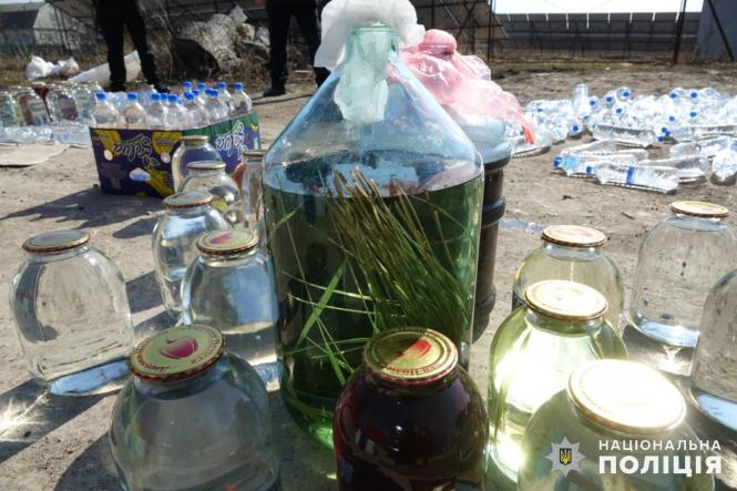 Новини Хмельницького - фото з На Хмельниччині знищили тонну саморобної горілки і вина (ФОТО)