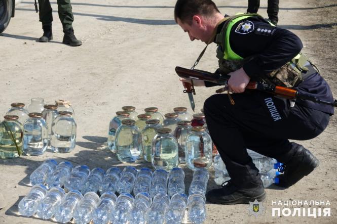 Новини Хмельницького - фото з На Хмельниччині знищили тонну саморобної горілки і вина (ФОТО)