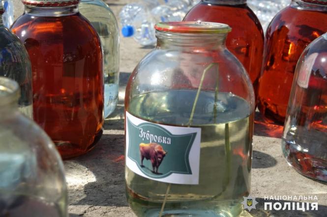 Новини Хмельницького - фото з На Хмельниччині знищили тонну саморобної горілки і вина (ФОТО)