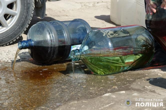 Новини Хмельницького - фото з На Хмельниччині знищили тонну саморобної горілки і вина (ФОТО)