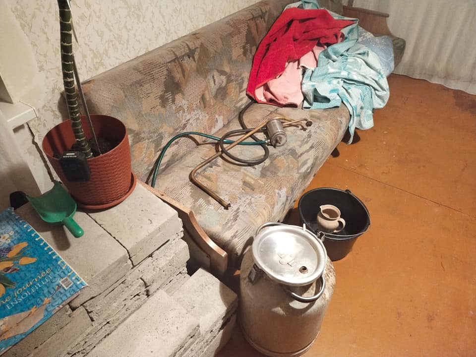 Новини Хмельницького - фото з Житель Нетішина виготовляв самогон. У нього знайшли 1 200 літрів закваски Возможно, это изображение (в помещении)