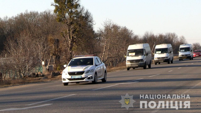 Новини Вінниці - фото з Вінницькі поліцейські під час війни супроводжують гумконвої та евакуйованих