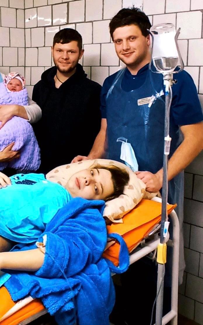 Возможно, это изображение (3 человека, ребенок, люди стоят и в помещении)