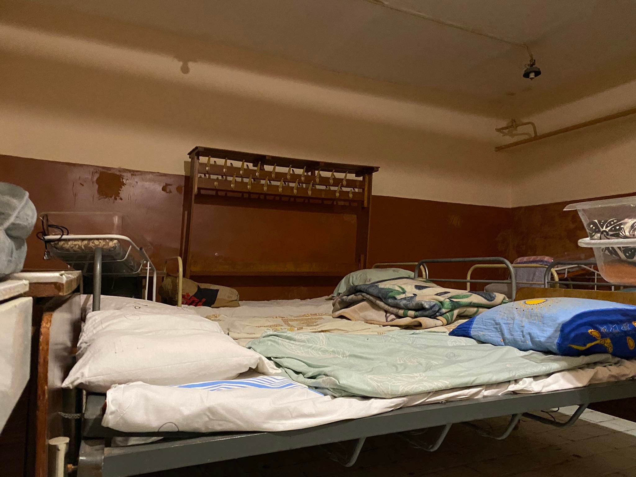 Новини Хмельницького - фото з Куди ведуть вагітних під час сирени в Хмельницькому: показуємо і розповідаємо Нет описания.