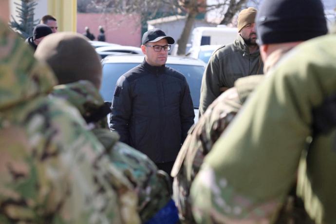 На зображенні може бути: 7 людей, люди стоять та на відкритому повітрі