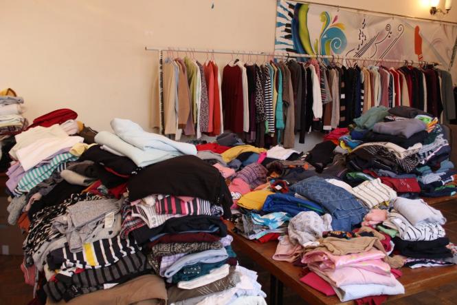 Новини Хмельницького - фото з У Хмельницькій філармонії почали видавати одяг для переселенців