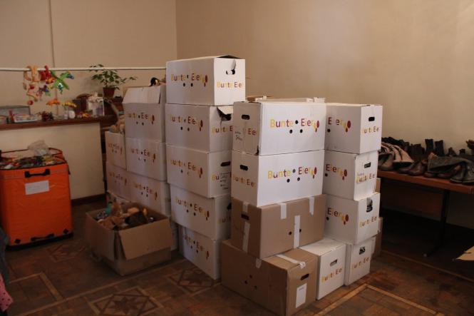 Новини Хмельницького - фото з У Хмельницькій філармонії почали видавати одяг для переселенців