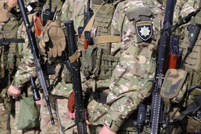 На зображенні може бути: 2 людини, військова форма та на відкритому повітрі