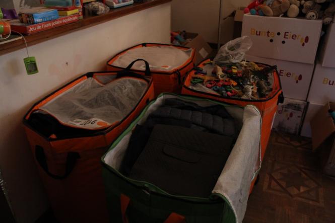 Новини Хмельницького - фото з У Хмельницькій філармонії почали видавати одяг для переселенців