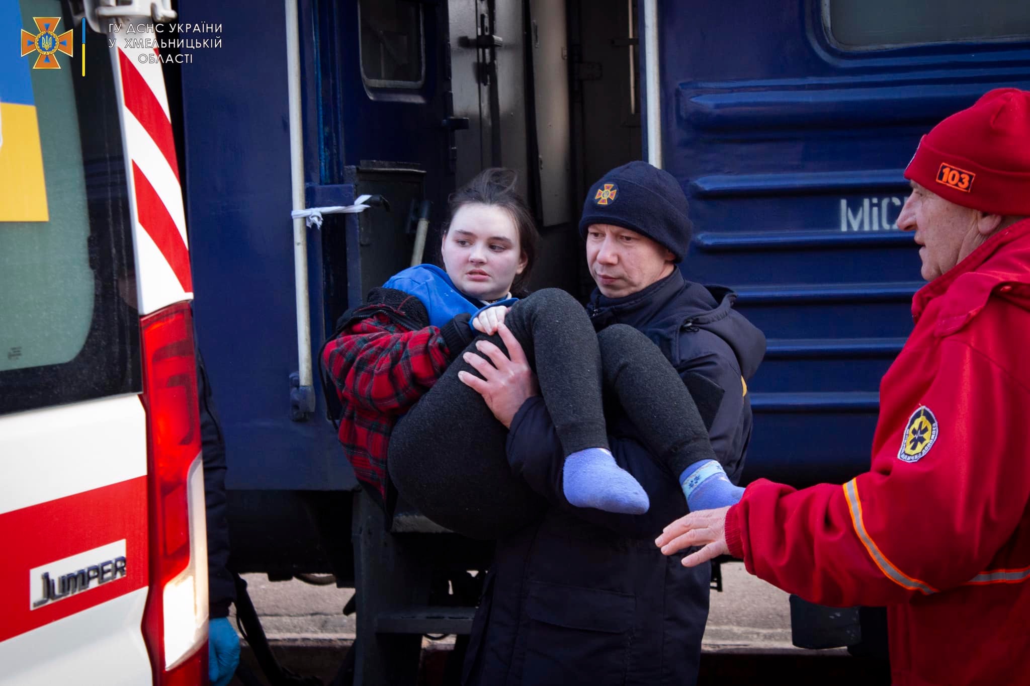 Возможно, это изображение (3 человека и поезд)