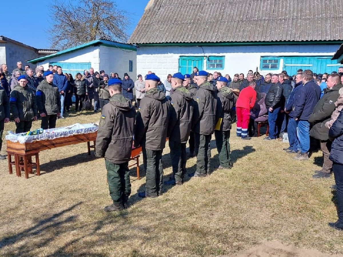 Новини Тернополя - фото з Іванкові було всього 23… На Шумщині прощаються з військовим-контрактником Іваном Аніним