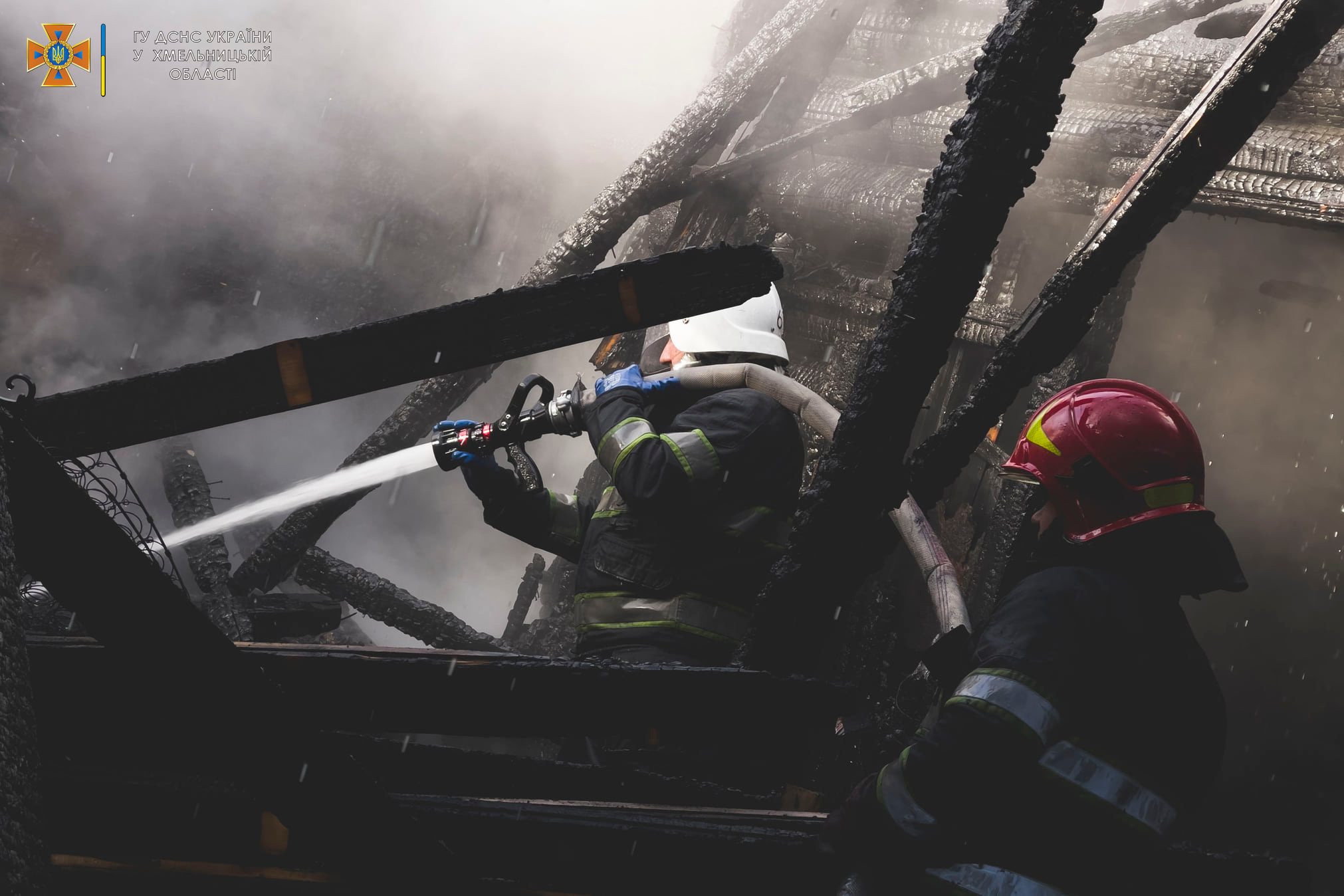 Новини Хмельницького - фото з У Кам’янець-Подільському районі горіло кафе, в якому живуть переселенці Возможно, это изображение (2 человека и на открытом воздухе)