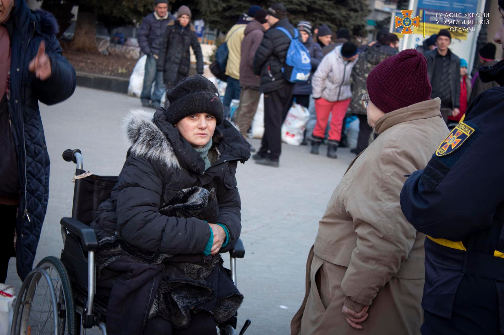 Возможно, это изображение (9 человек, ребенок, люди гуляют, люди стоят и на открытом воздухе)