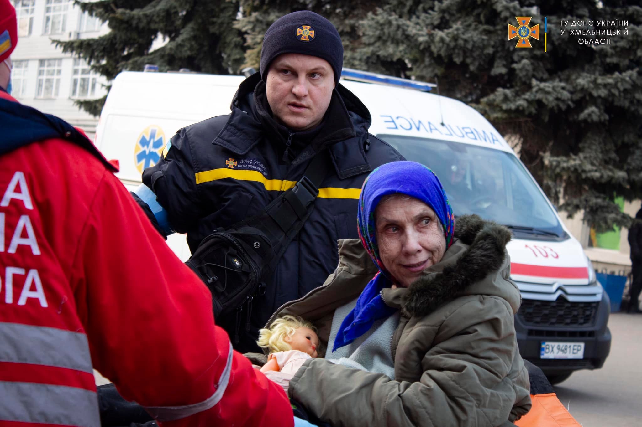 Возможно, это изображение (3 человека, люди стоят и на открытом воздухе)