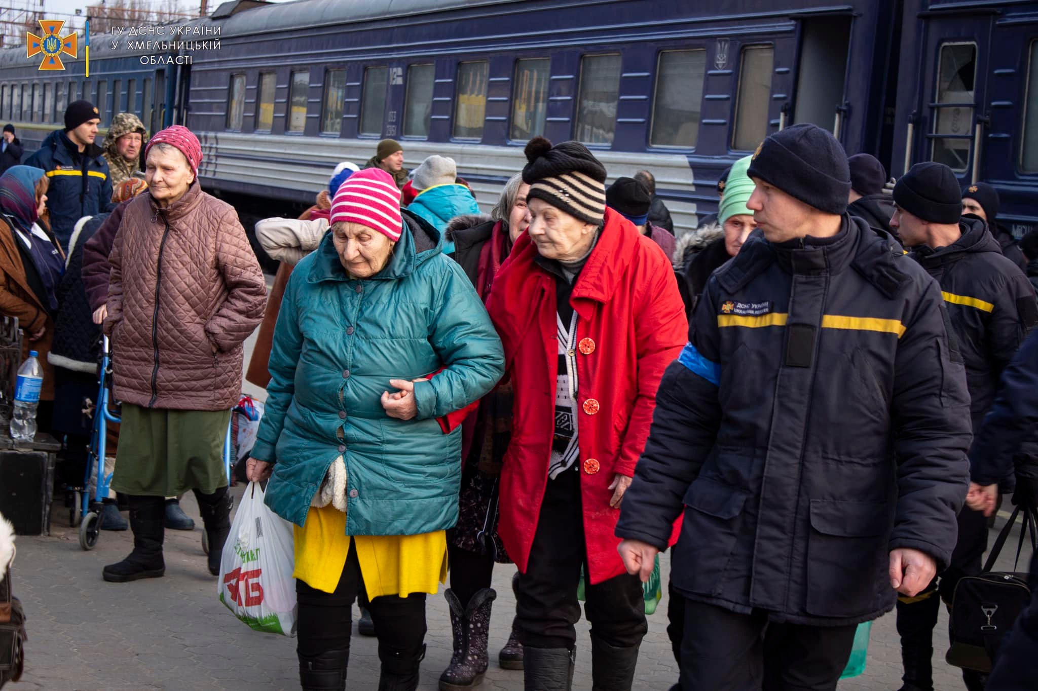 Возможно, это изображение (7 человек, люди стоят и на открытом воздухе)