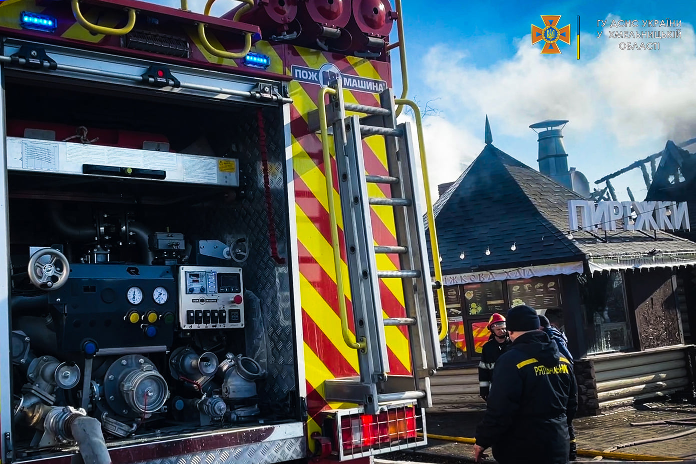 Новини Хмельницького - фото з У Кам’янець-Подільському районі горіло кафе, в якому живуть переселенці Возможно, это изображение (1 человек и на открытом воздухе)