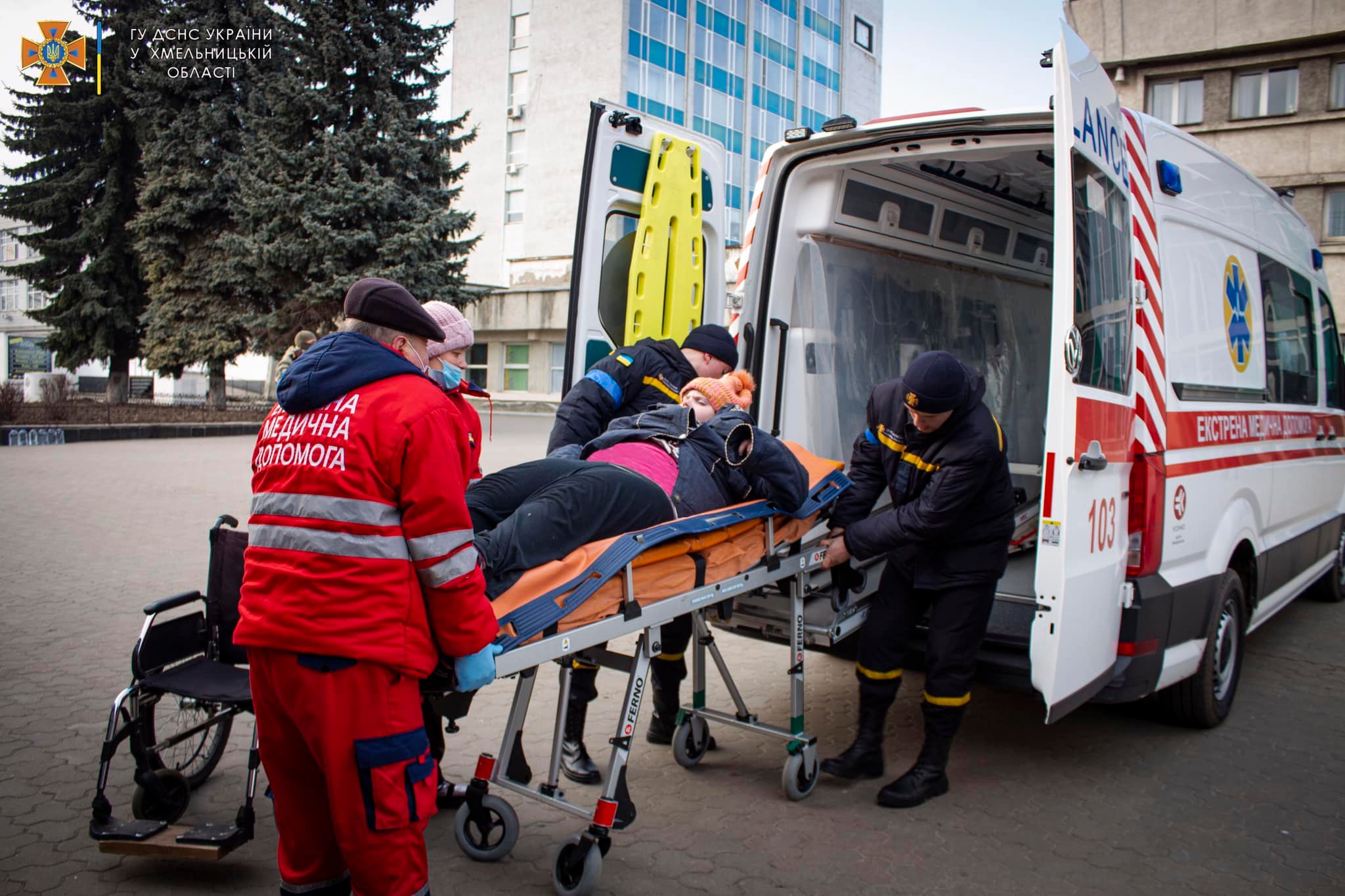 Возможно, это изображение (3 человека, люди стоят и на открытом воздухе)