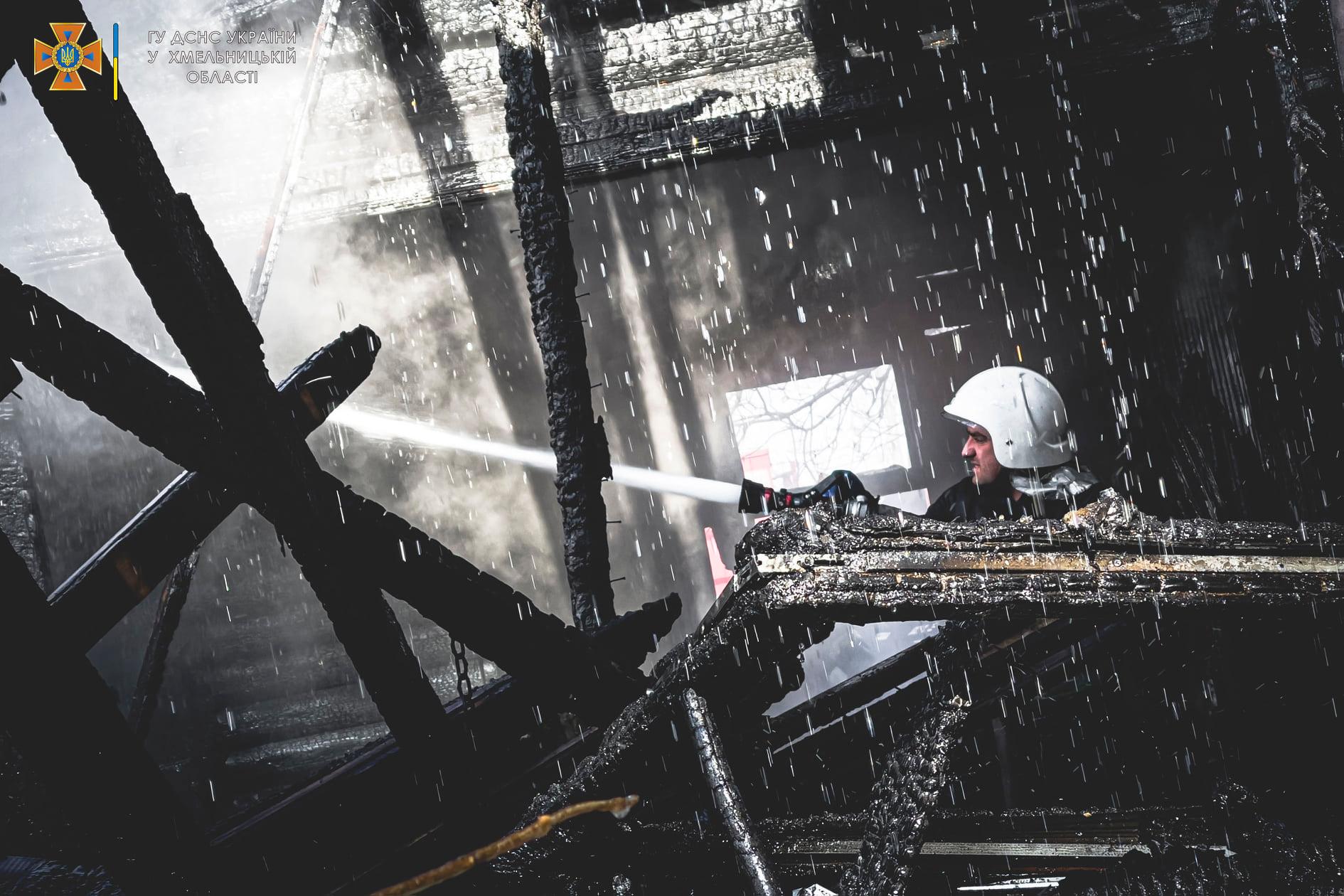 Новини Хмельницького - фото з У Кам’янець-Подільському районі горіло кафе, в якому живуть переселенці Возможно, это изображение (2 человека)