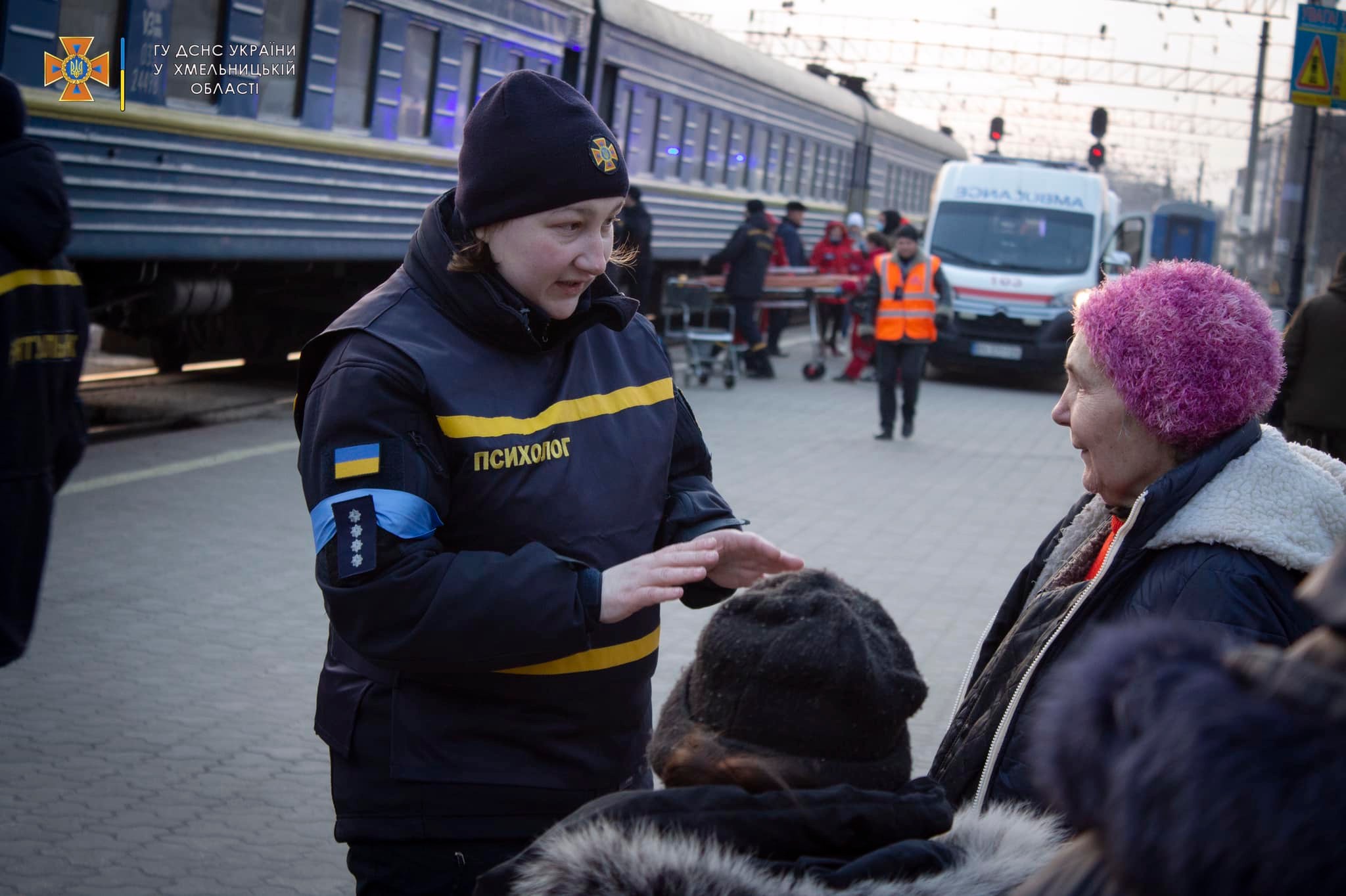 Возможно, это изображение (7 человек, люди стоят и на открытом воздухе)