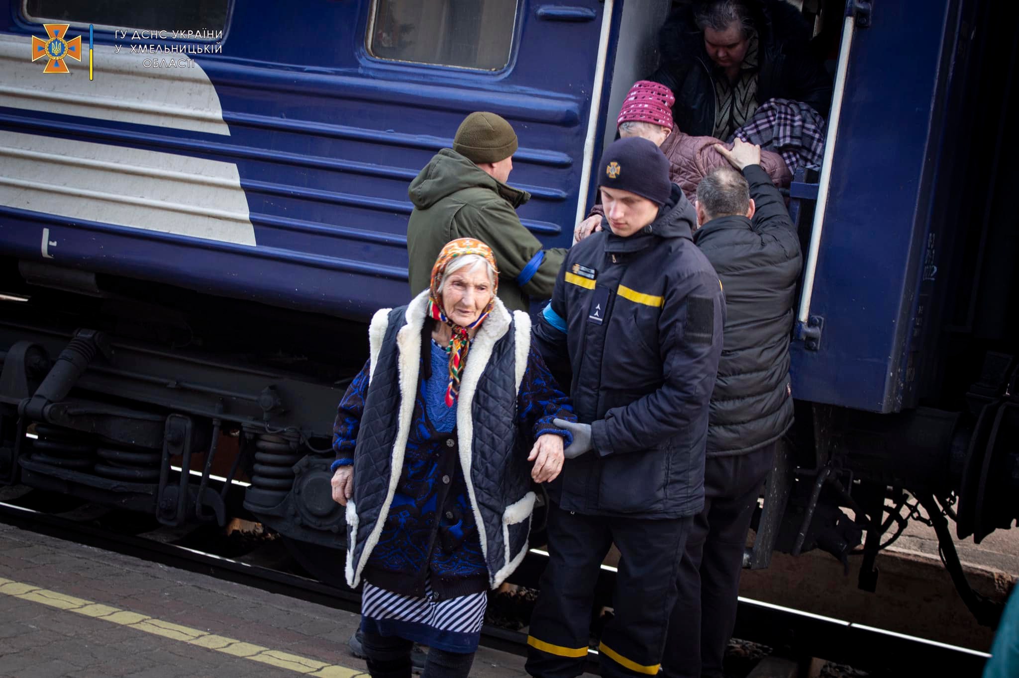 Возможно, это изображение (5 человек, поезд и железная дорога)