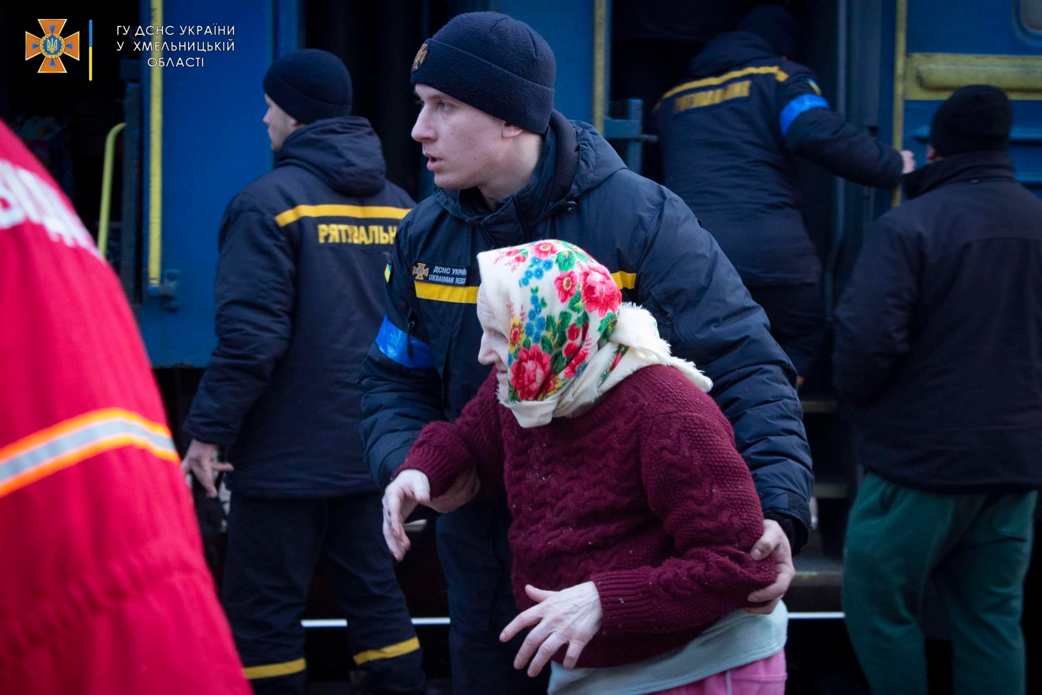 Возможно, это изображение (3 человека, люди стоят, люди гуляют, толпа и на открытом воздухе)