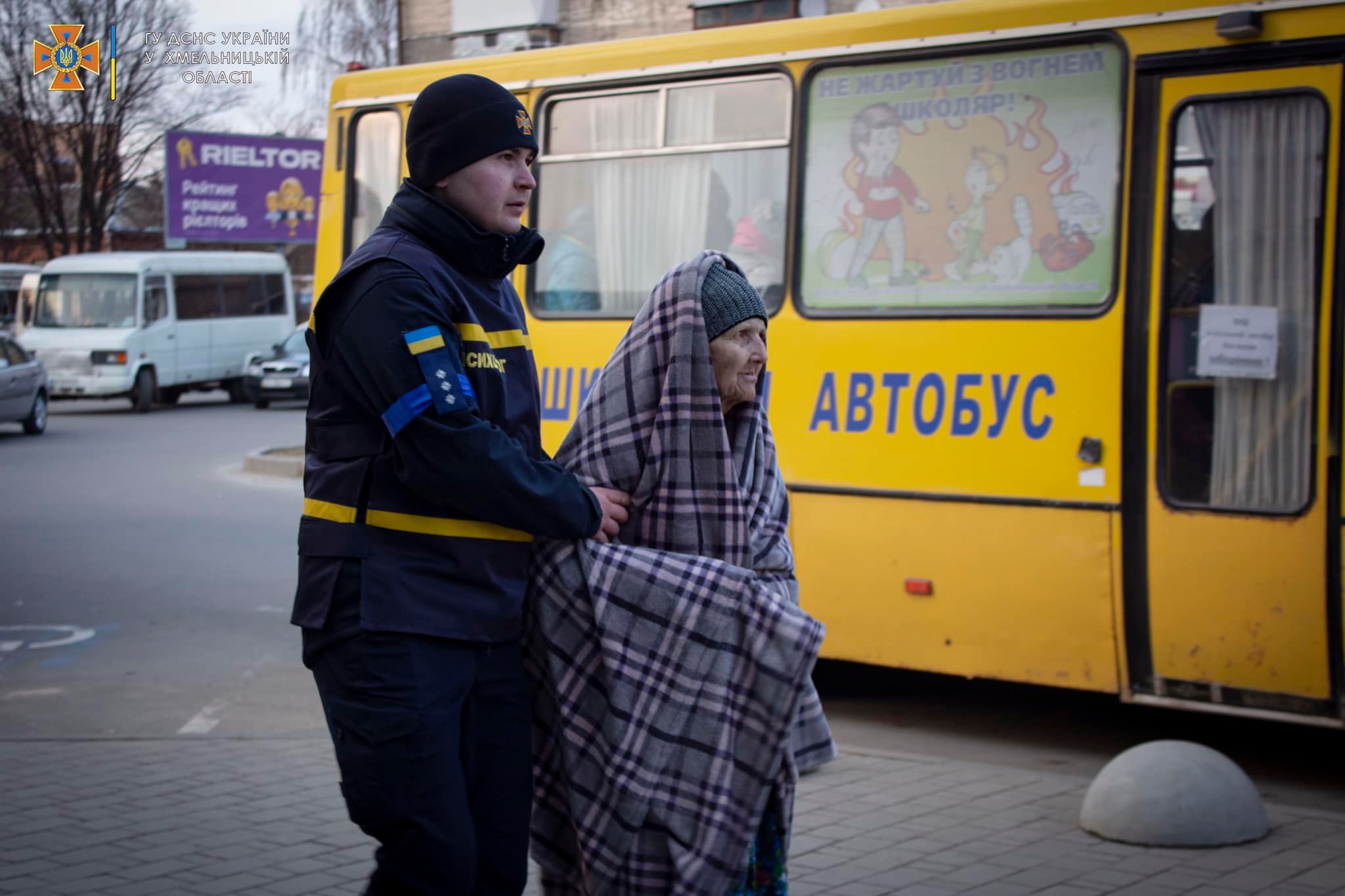 Возможно, это изображение (2 человека, люди стоят и улица)